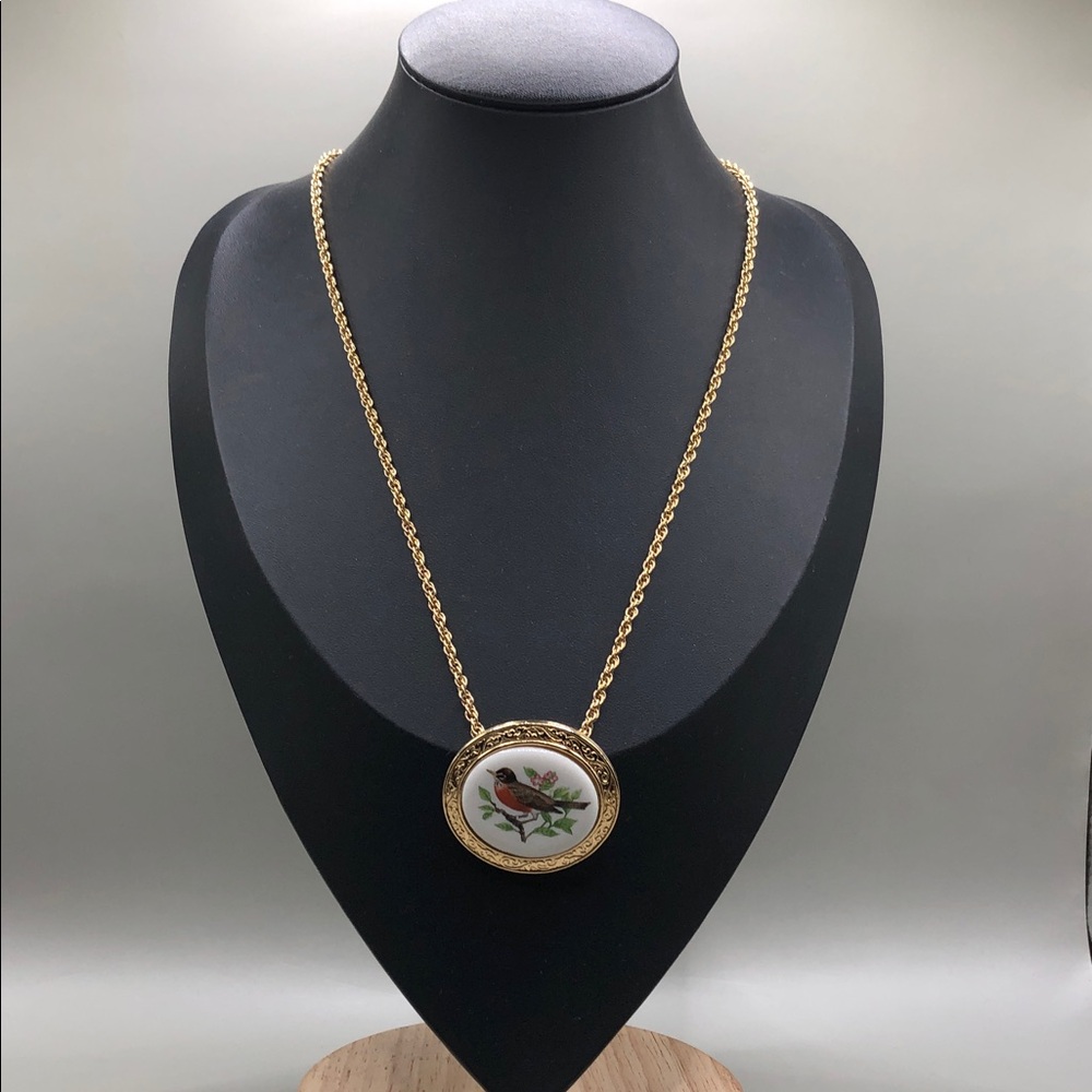 Vintage Avon Welcoming of Spring The Robin Pendant Chain Necklace Gold Tone - Picture 6 of 6